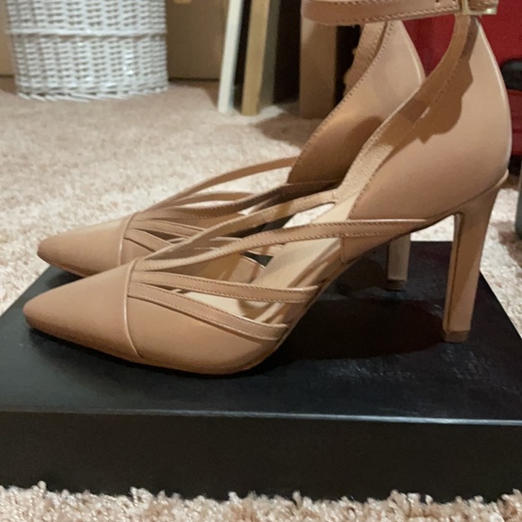 Abree, taupe leather shoes. Size 9 - Picture 2 of 2